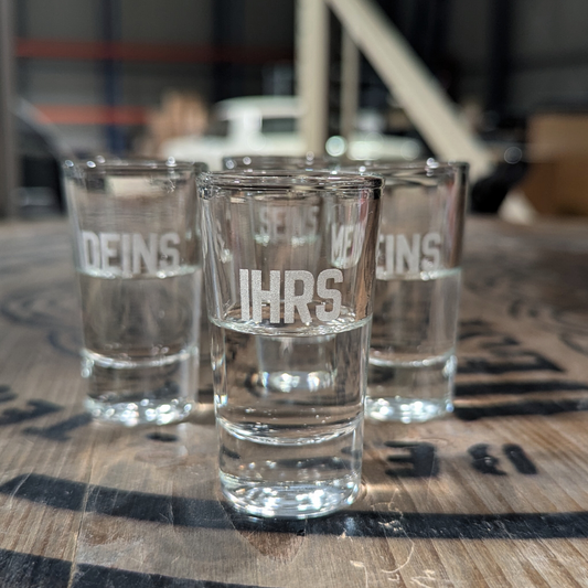 Personalisierte Shotgläser beim Anstoßen – kreative Geschenkidee für Feiern, Freunde oder Events.