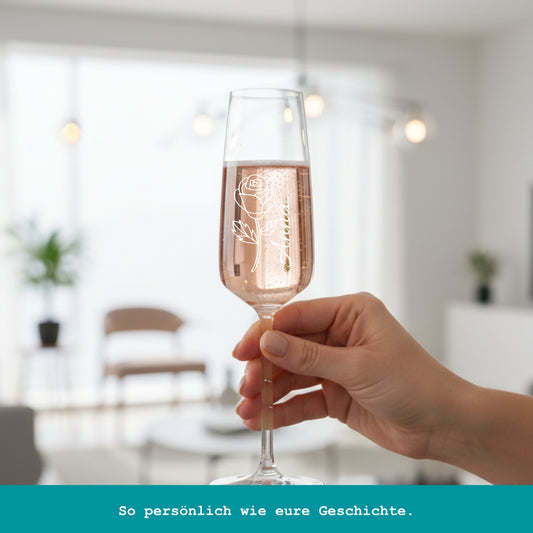 Graviertes Sektglas mit Rose und Name – persönliches Geschenk zur Hochzeit