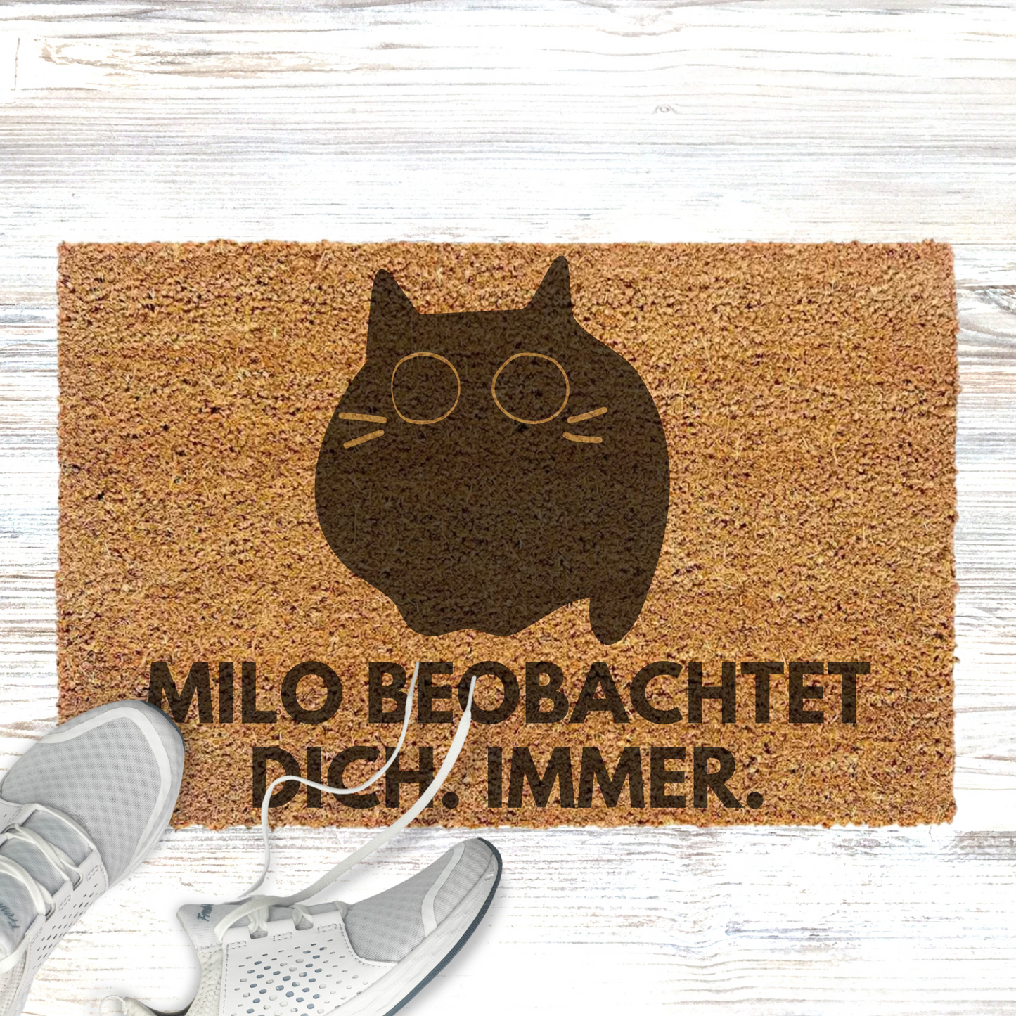 Personalisierte Kokos Fußmatte - "Katzenname" beobachtet dich. Immer.