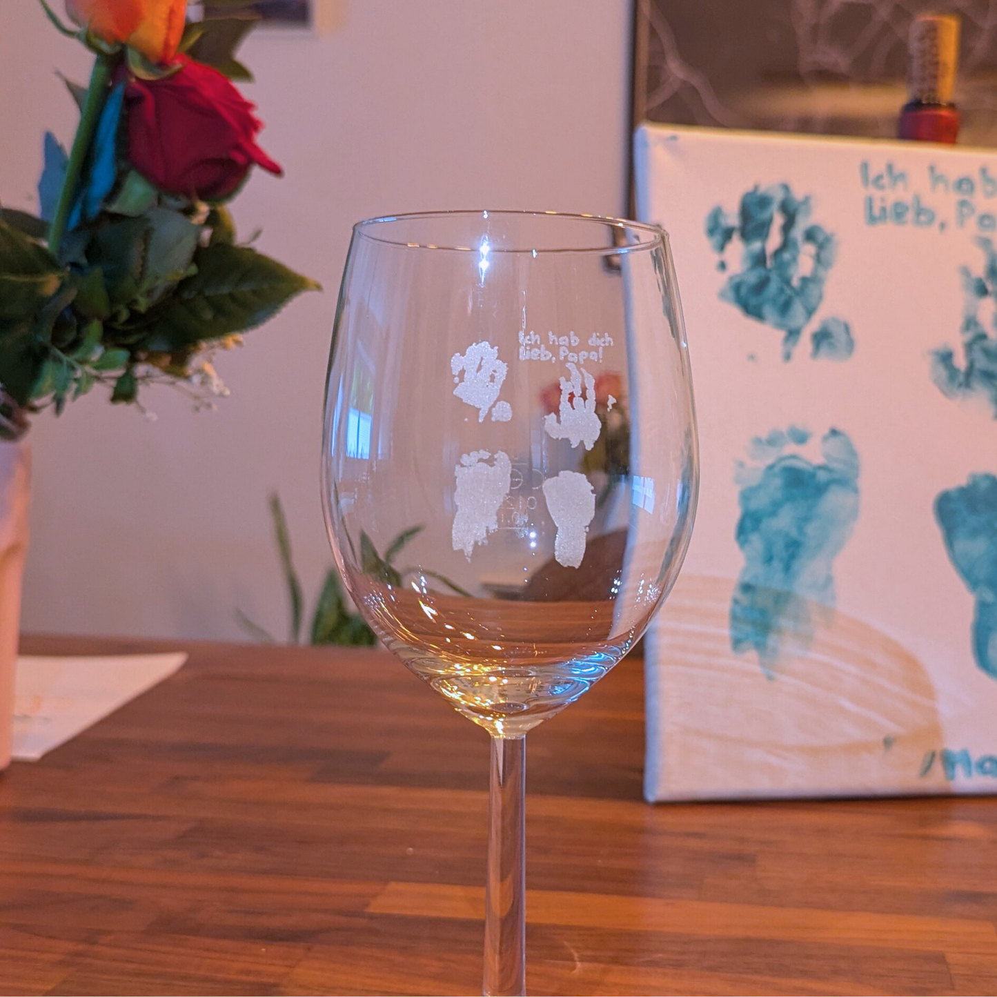 Weinglas mit gravierten Babyabdrücken und persönlicher Botschaft – originelles Geschenk zum Vatertag oder Geburtstag.