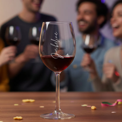 Personalisiertes Rotweinglas mit Gravur bei geselligem Abend