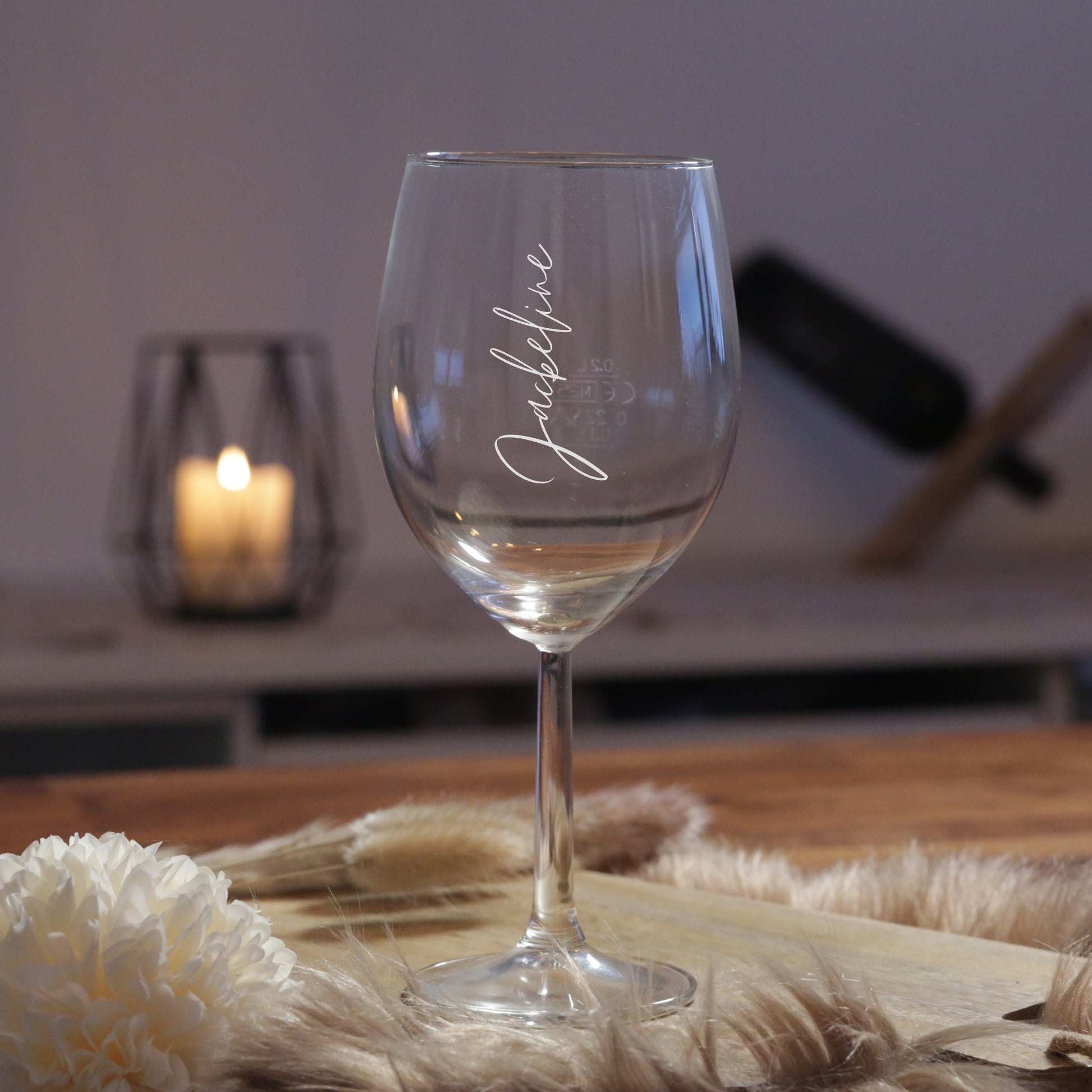 Personalisiertes Rotweinglas mit vertikaler Namensgravur in Wunschschrift