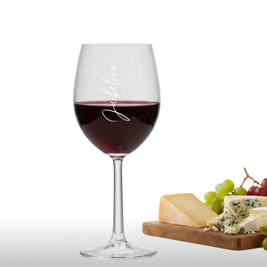 Personalisiertes Rotweinglas mit vertikaler Namensgravur in Wunschschrift
