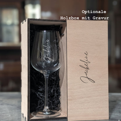 Rotweinglas mit Namensgravur in gravierter Holzbox Geschenkverpackung