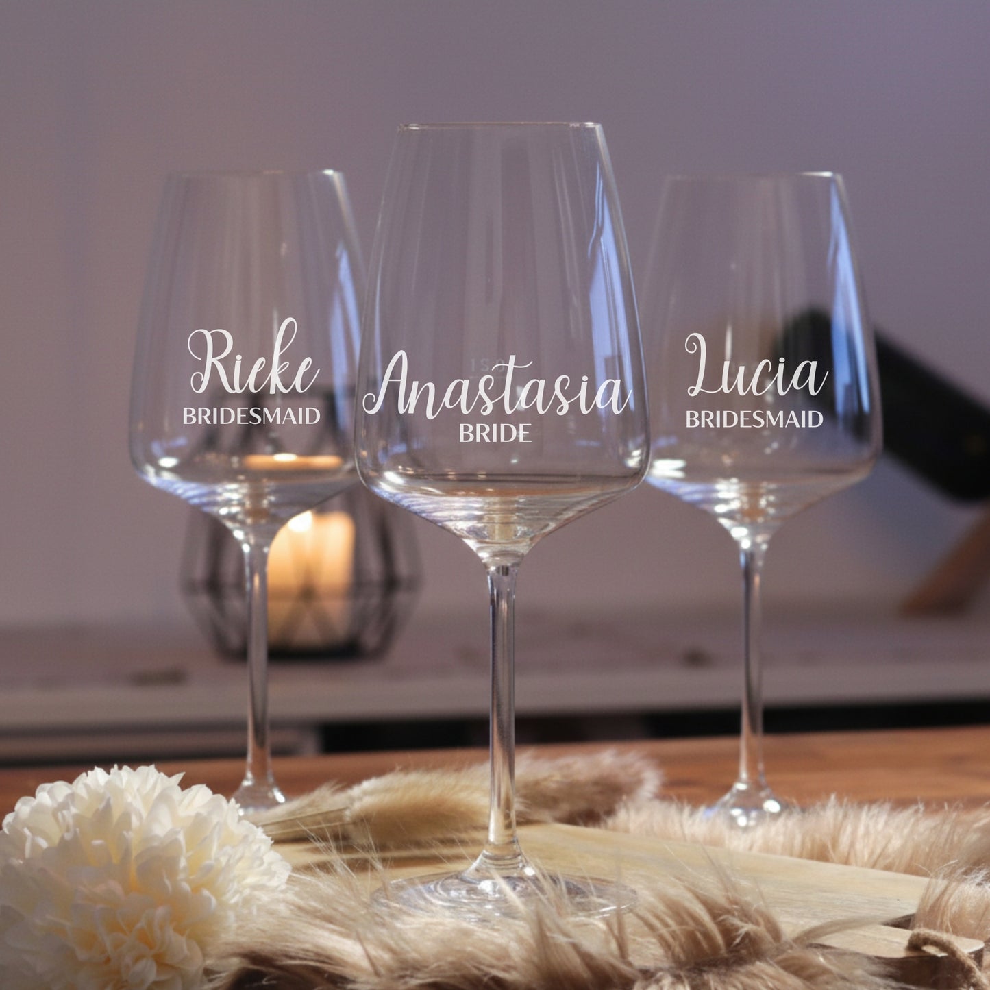 Personalisiertes Bridal Squad Weinglas Set mit gravierten Gläsern für Braut und Brautjungfern auf rustikalem Holztisch