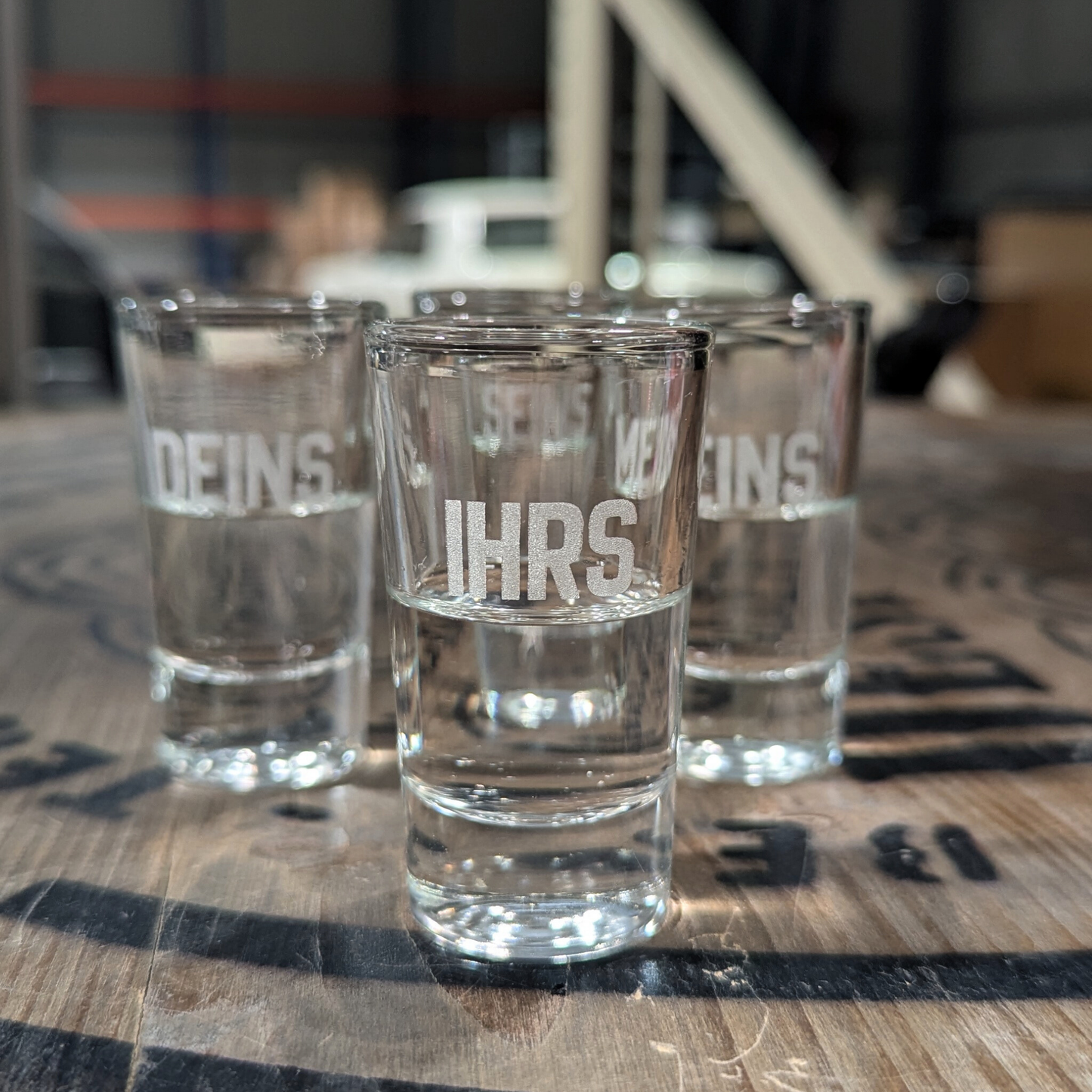 Personalisierte Shotgläser beim Anstoßen – kreative Geschenkidee für Feiern, Freunde oder Events.