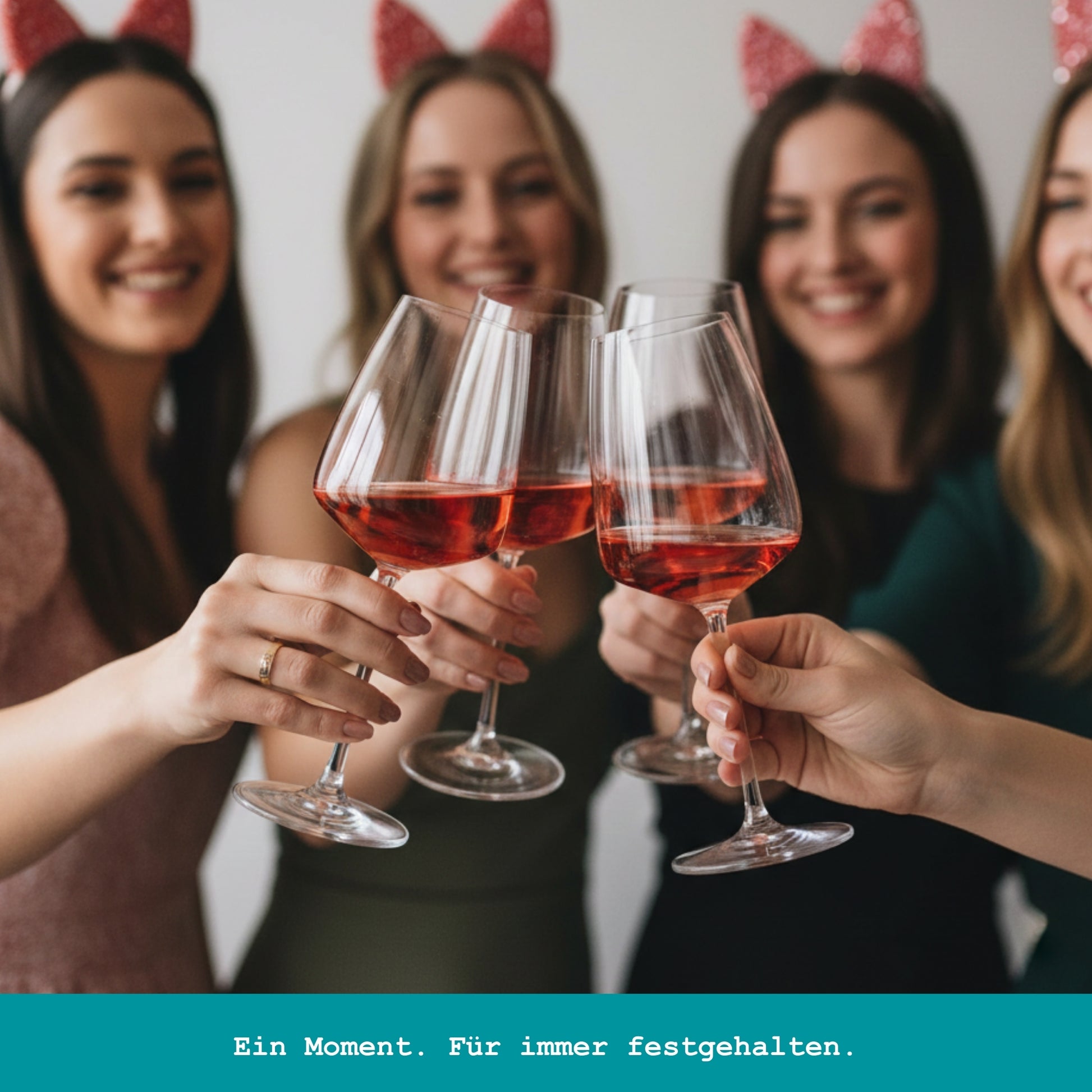 Frauen stoßen beim Junggesellinnenabschied mit personalisierten Weingläsern an