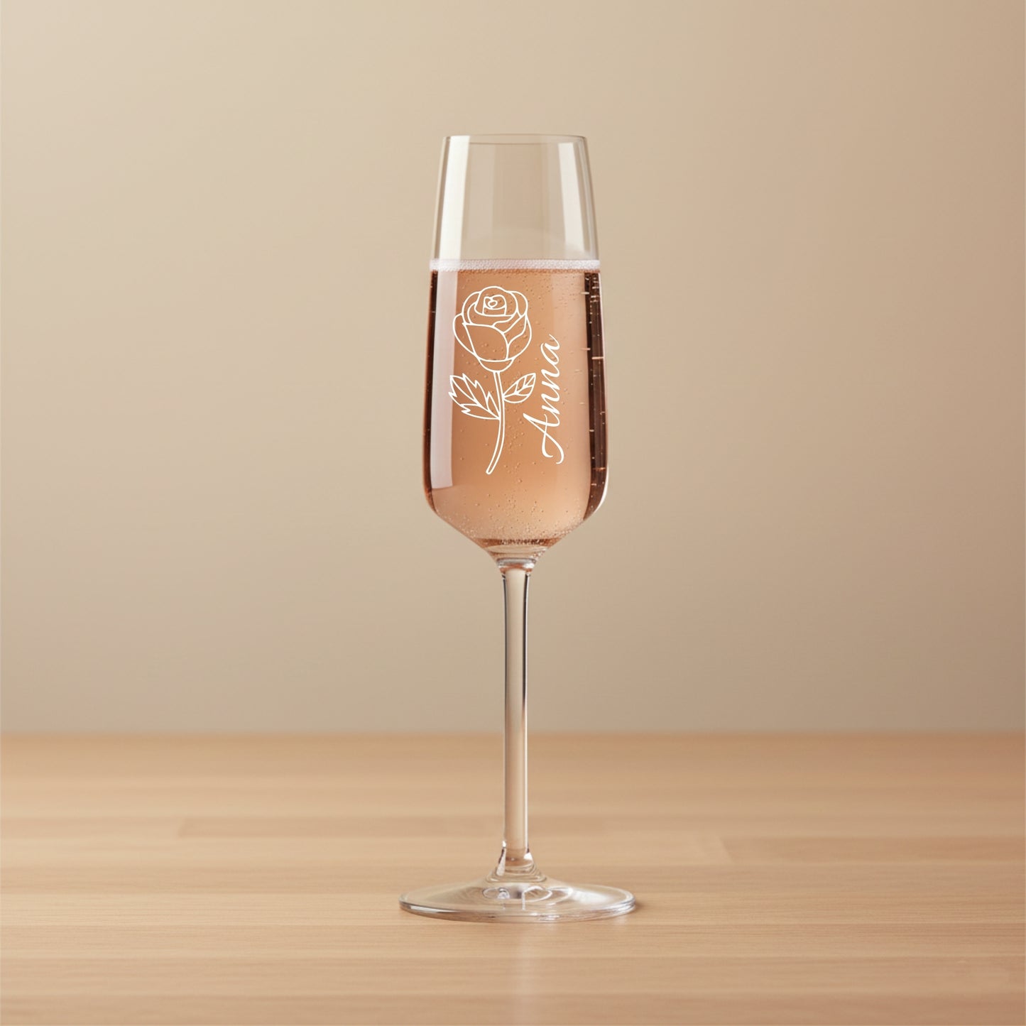 Personalisiertes Sektglas mit Namensgravur und Rosenmotiv als Hochzeitsgeschenk