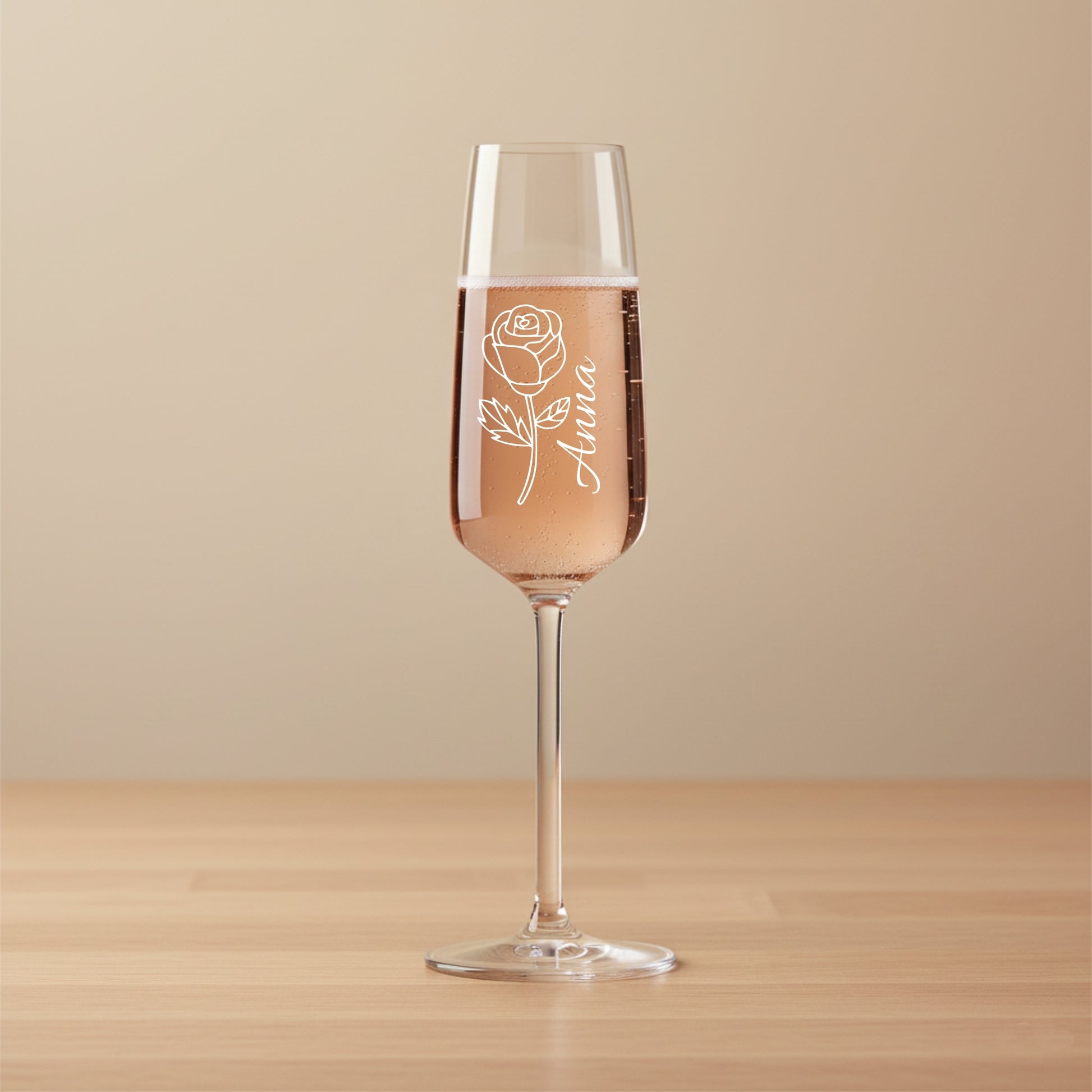 Personalisiertes Sektglas mit Namensgravur und Rosenmotiv als Hochzeitsgeschenk