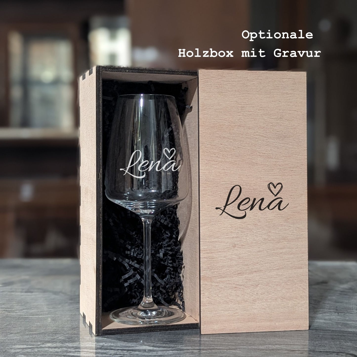 Personalisiertes Weinglas mit Name und Herz in gravierter Holzbox