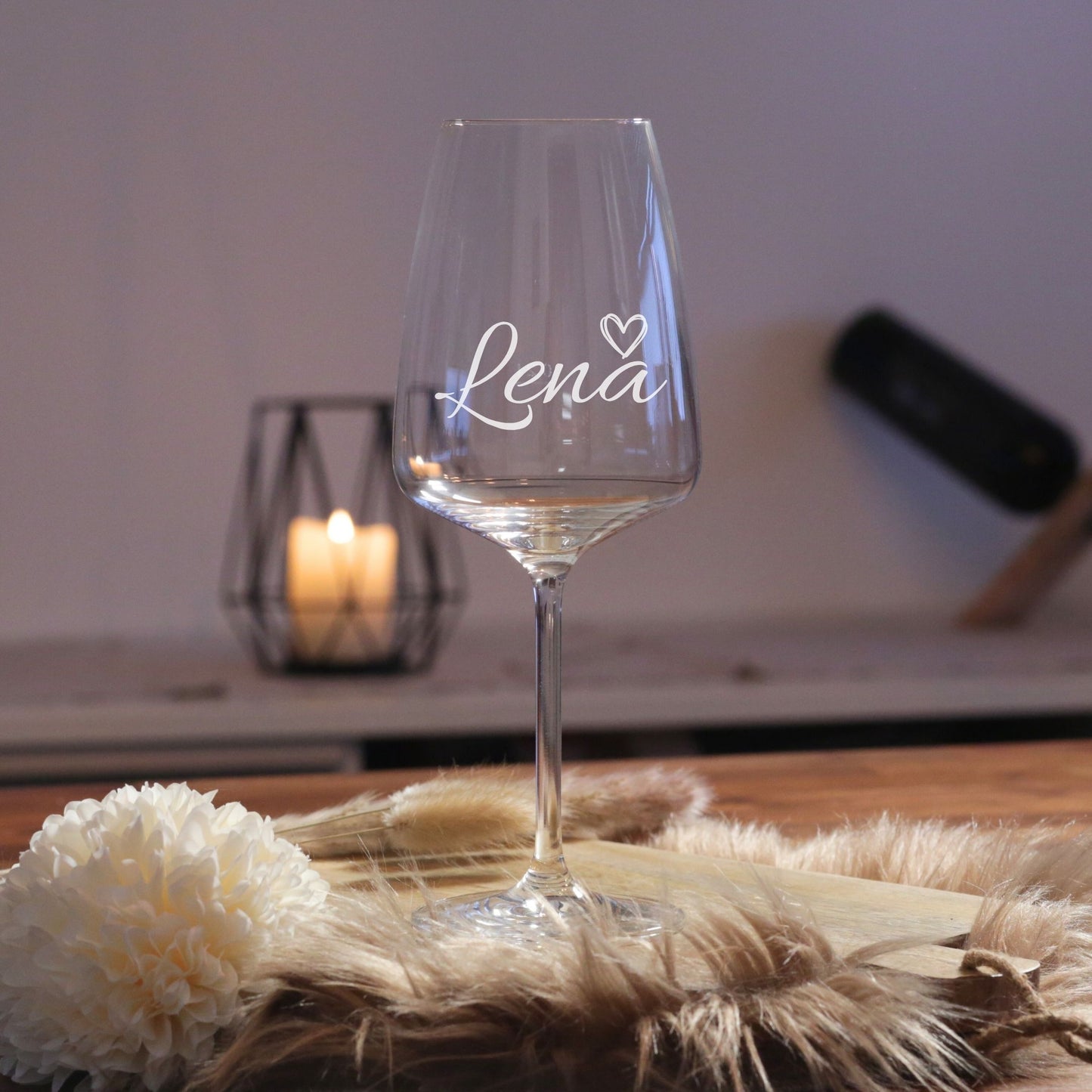 Personalisiertes Weinglas mit Name und Herz im Wohnambiente