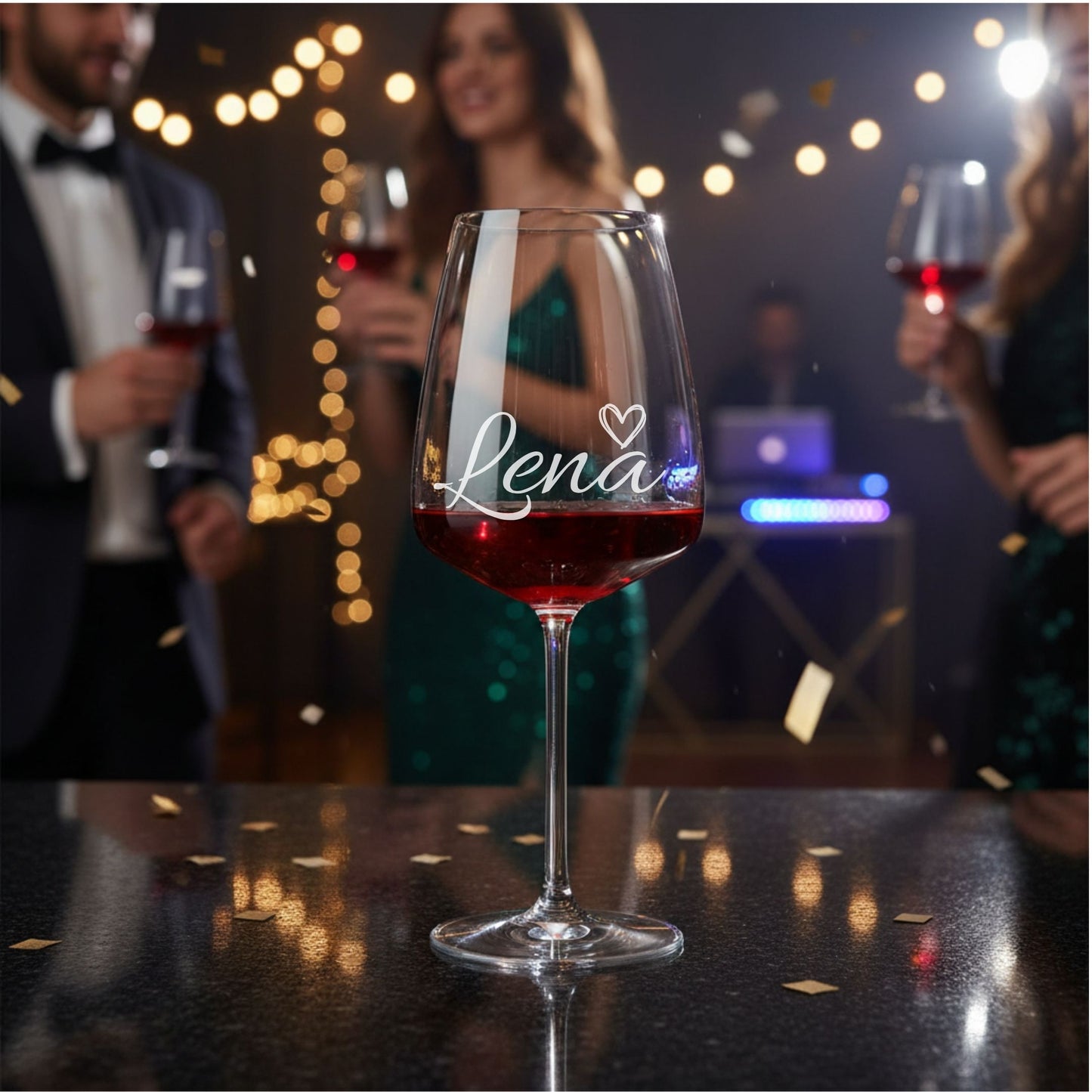 Personalisiertes Weinglas mit Name und Herz als Geschenk auf Feier