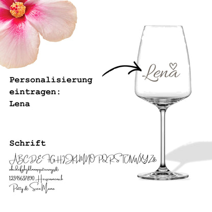 Personalisierung eines Weinglases mit Namen und Herzgravur