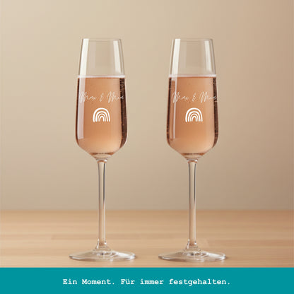 Zwei personalisierte Sektgläser mit Namen und Symbol, ideales Geschenk für Paare
