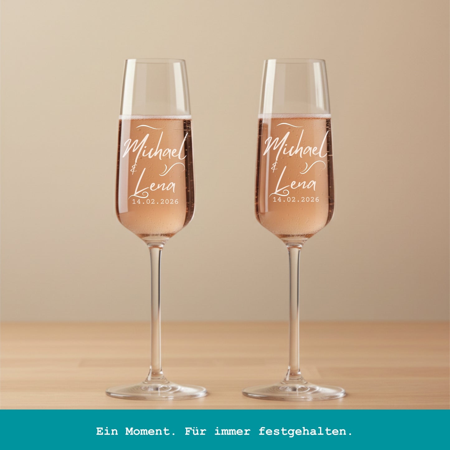Personalisierte Sektgläser zur Hochzeit für das Brautpaar mit Gravur von Namen und Datum