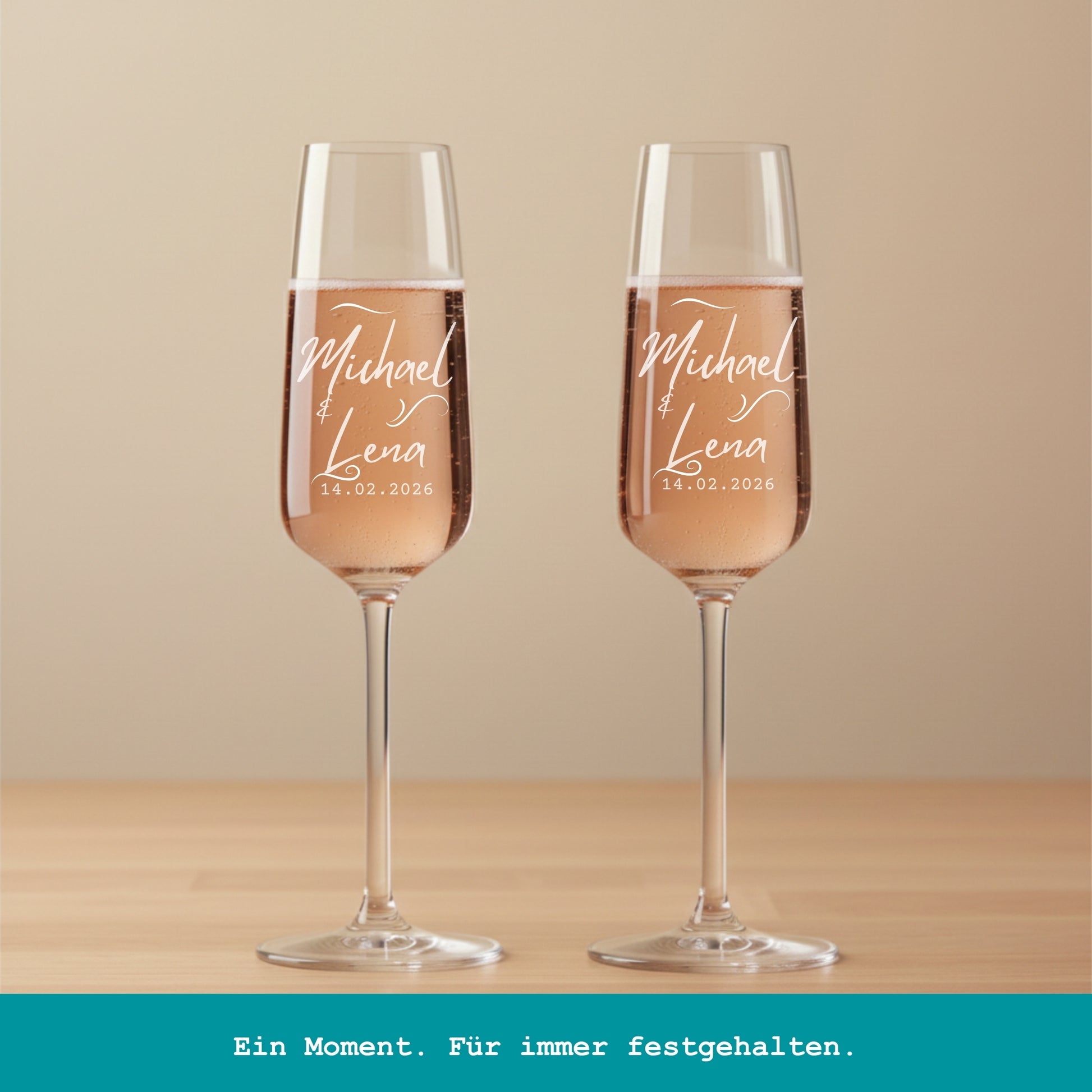 Personalisierte Sektgläser zur Hochzeit für das Brautpaar mit Gravur von Namen und Datum