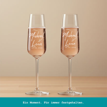 Personalisierte Sektgläser zur Hochzeit für das Brautpaar mit Gravur von Namen und Datum