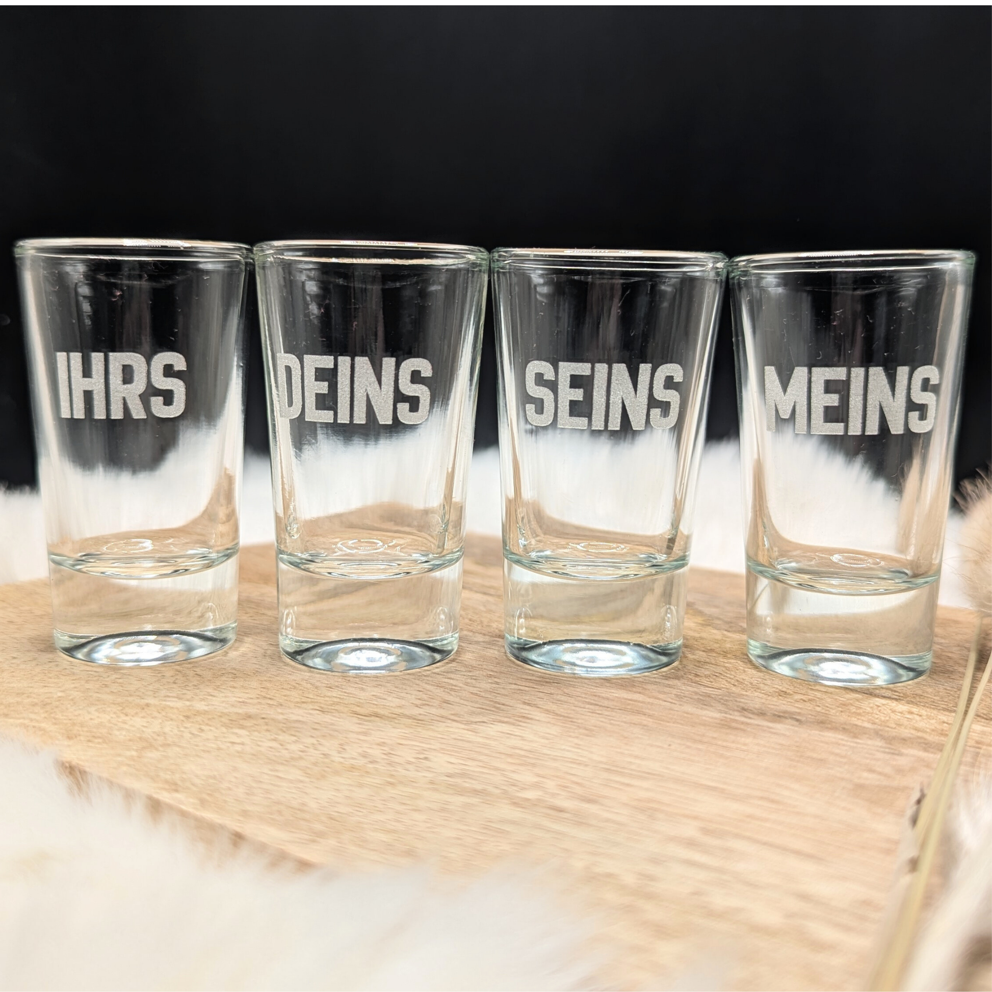 Set aus gravierten Shotgläsern mit Namen und Icons – hochwertiges, personalisiertes Geschenk für besondere Anlässe.