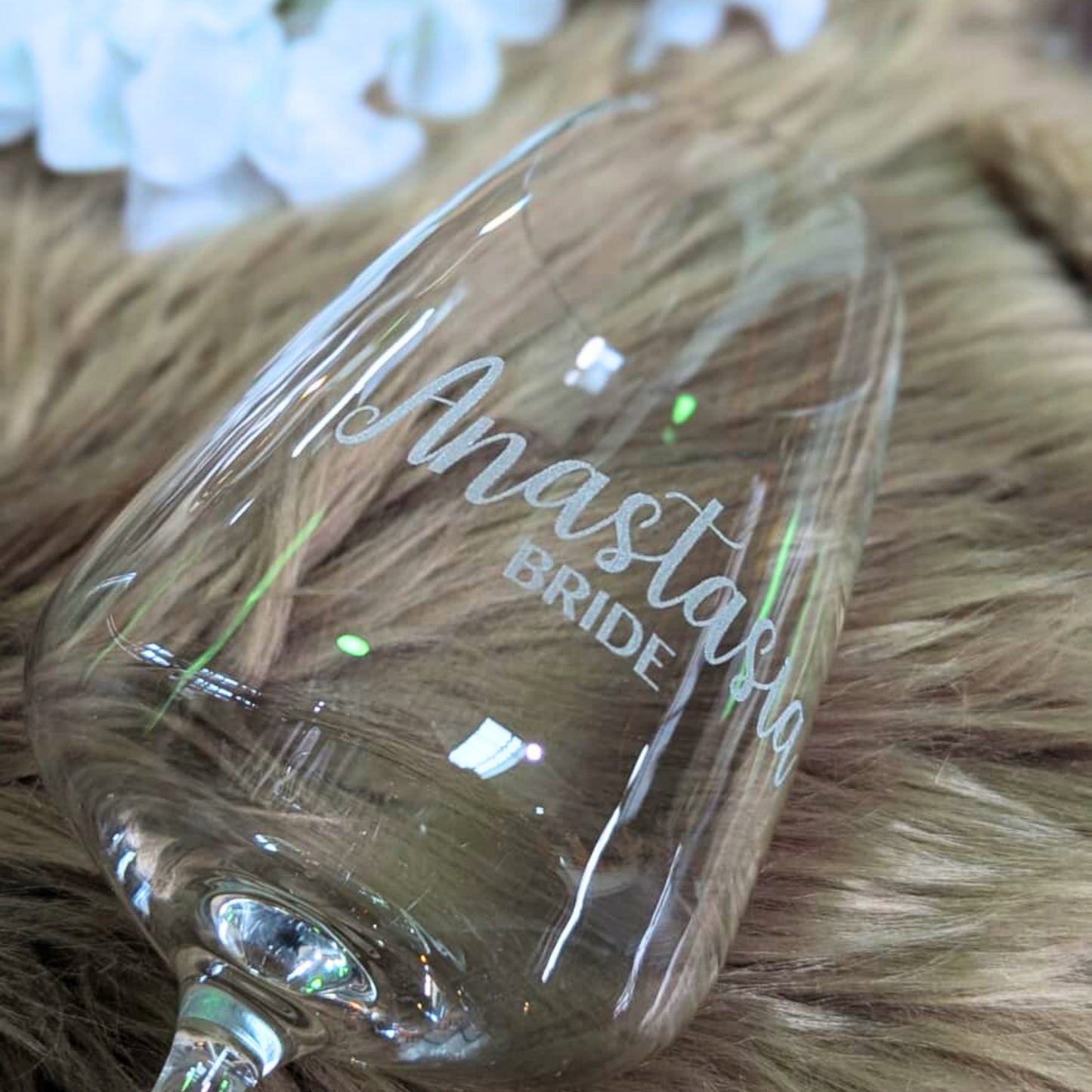 Detailansicht der Lasergravur auf personalisiertem Weinglas für die Braut